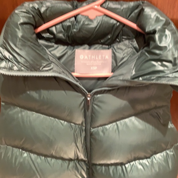SALE!! NWOT adorable green goose down Athleta vest with removable hood - Picture 3 of 8